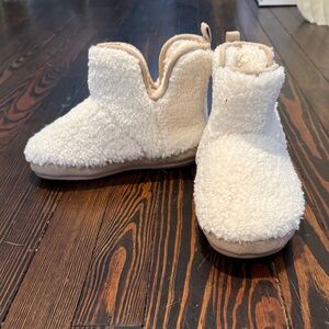 American Eagle Outfitters Cream Fuzzy Slippers